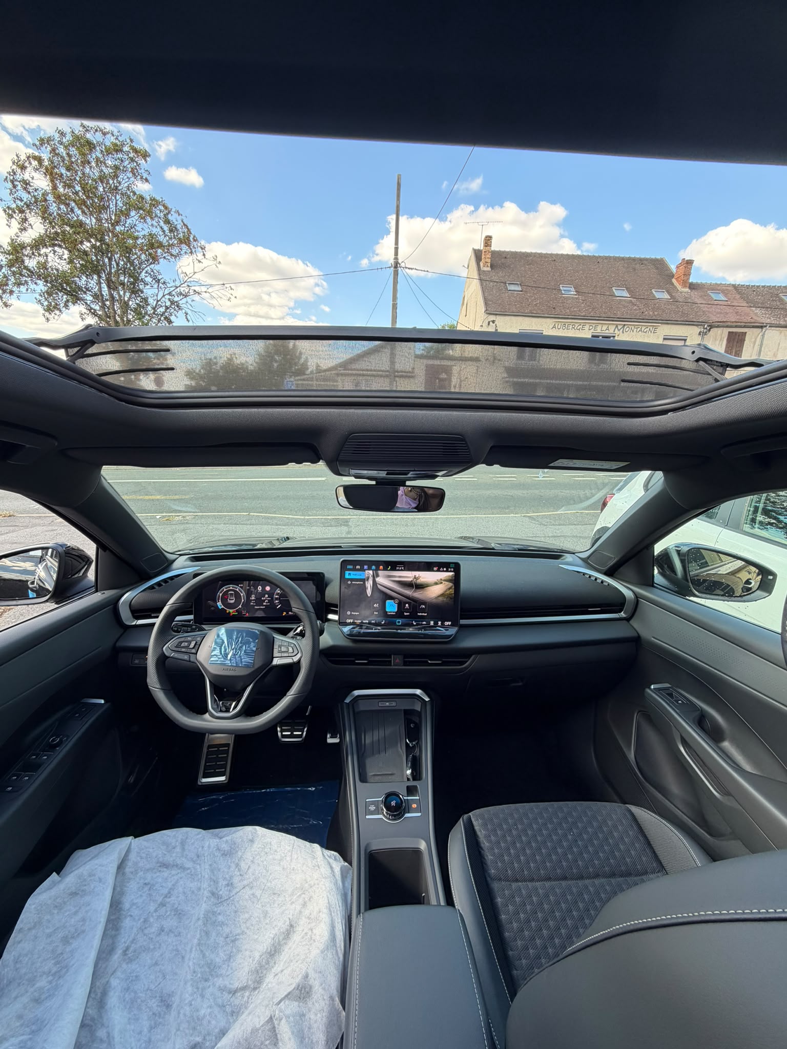 NEW VOLKSWAGEN T-ROC R-LINE