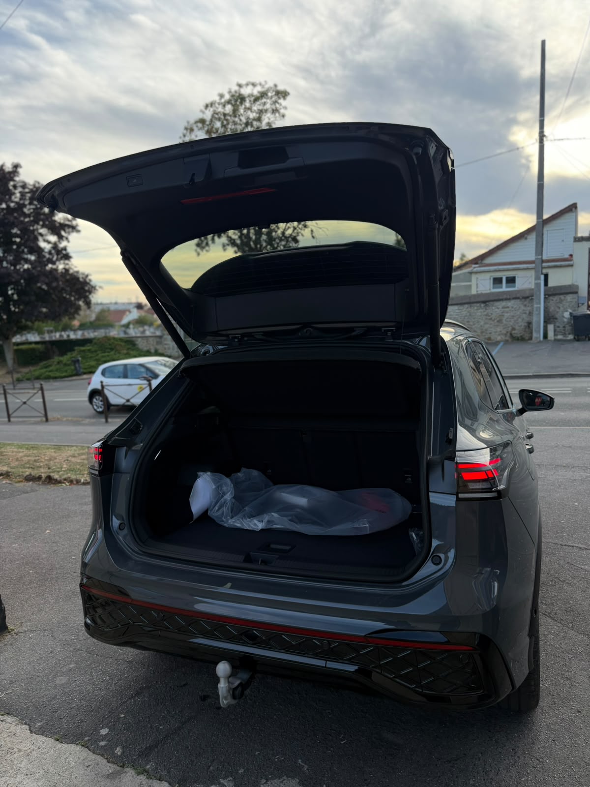 VOLKSWAGEN TIGUAN R-LINE